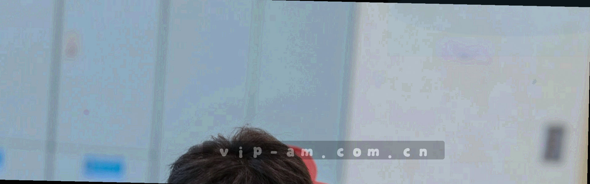 抽象的门与数据流交汇，紫色调